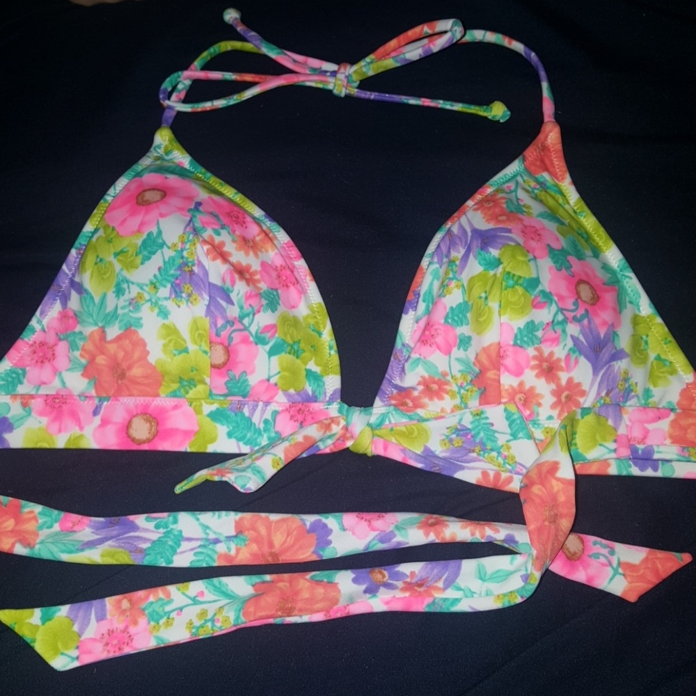 Victoria's Secret Bikini top size Medium NWOT